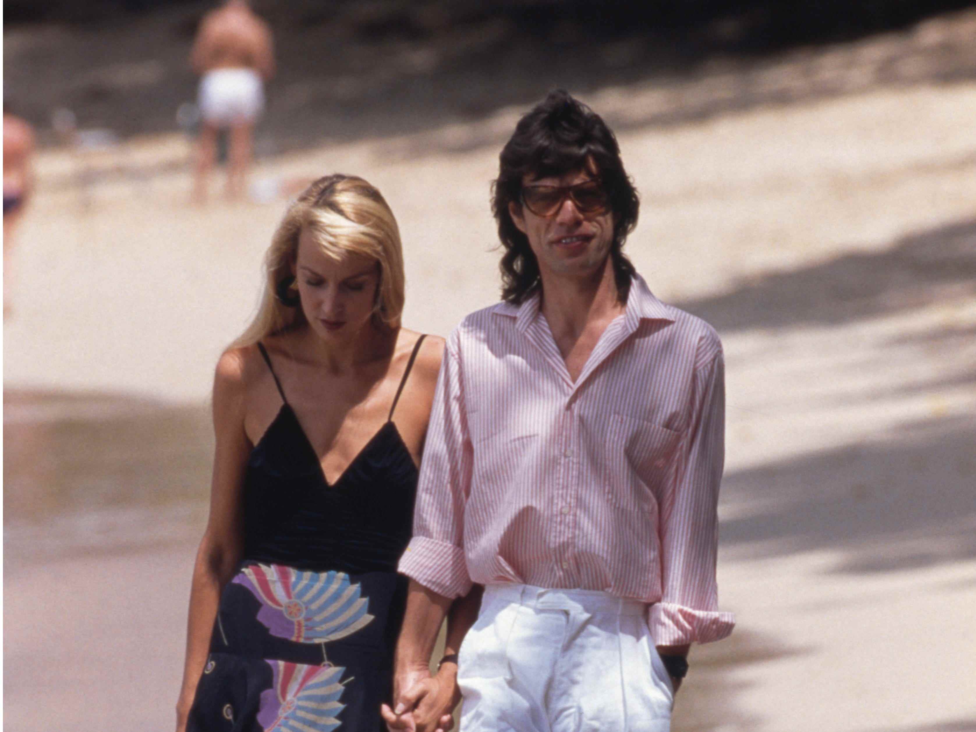 Mick Jagger und Jerry Hall an einem Strand in Mustique am 18. Februar 1987.