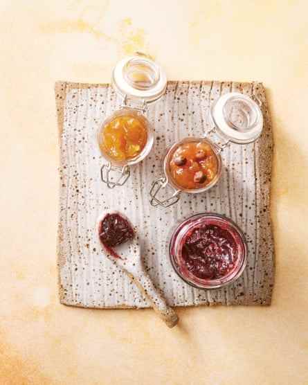 Öffnen Sie Gläser mit Muntrie-Marmelade und Rosella-Marmelade.