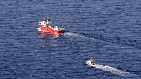 Ein am 10. November 2022 aufgenommenes Luftbild zeigt das humanitäre Boot Ocean Viking, eskortiert von einem Militärboot, das vor der Küste Nordkorsikas mit Migranten an Bord in Richtung Toulon in der Nähe von Rogliano auf der französischen Mittelmeerinsel Korsika kreuzt. 