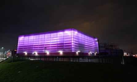 Das Beacon of Light-Gebäude in Sunderland, dahinter das Stadium of Light des Clubs.