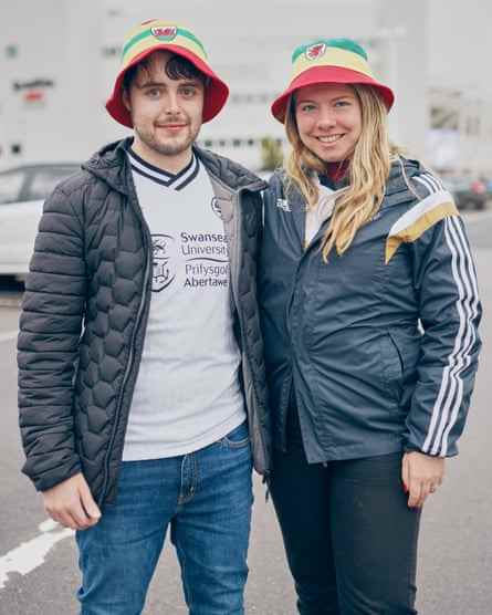 Die walisischen Fußballfans Steffan Griffith (links) und Charlotte Richards in ihren Wales-Bucket-Hats