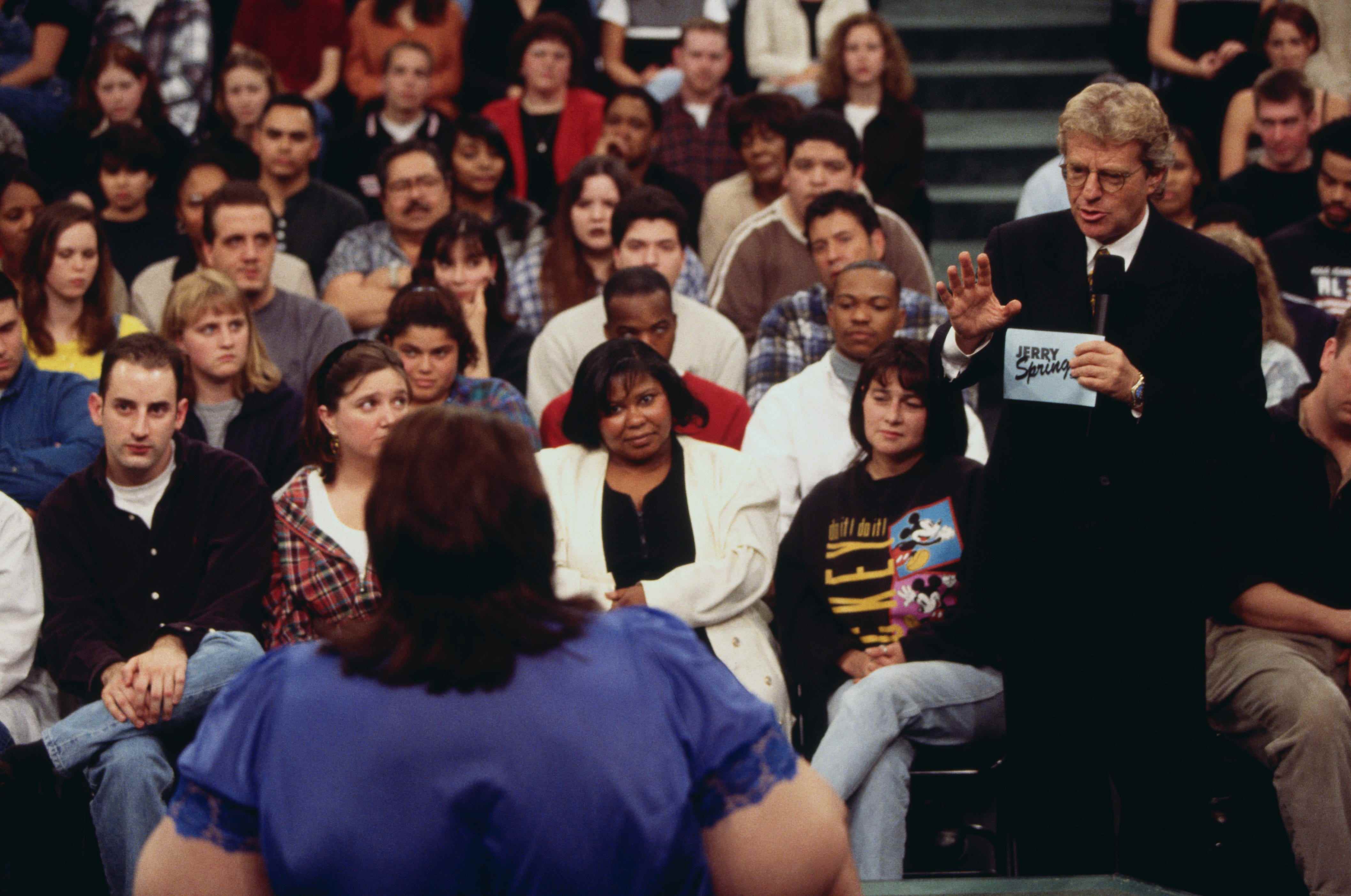 Jerry Springer spricht mit seinen Gästen und dem Publikum am Set der Jerry Springer Show.