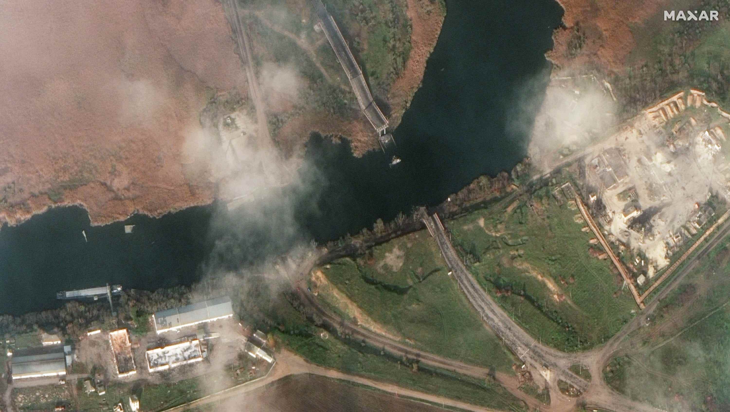 Satellitenbild mit zerstörter Brücke