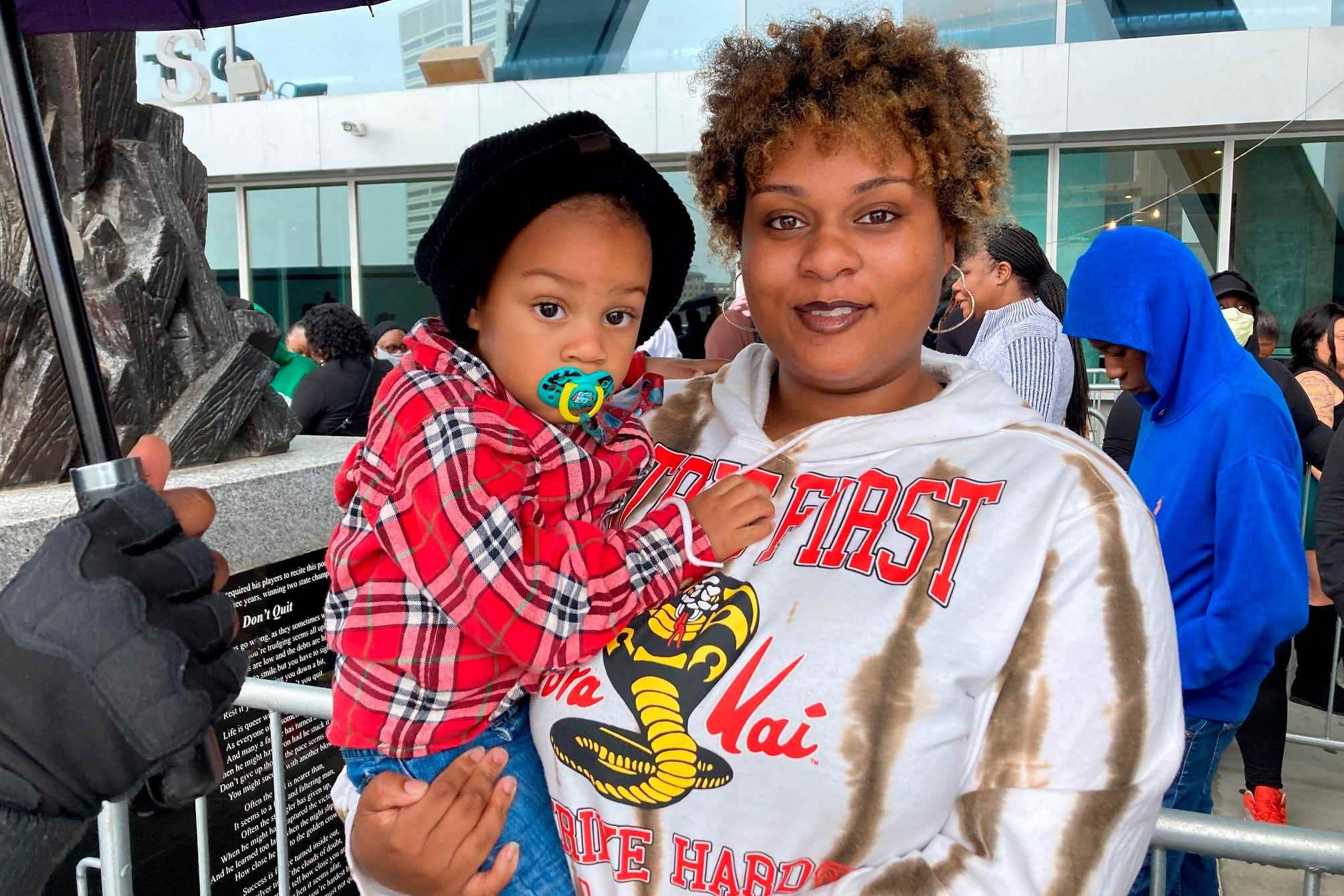 Jenifer Loving, 22, steht gemeinsam mit ihrem Sohn Mateo für das Takeoff-Denkmal in Atlanta.