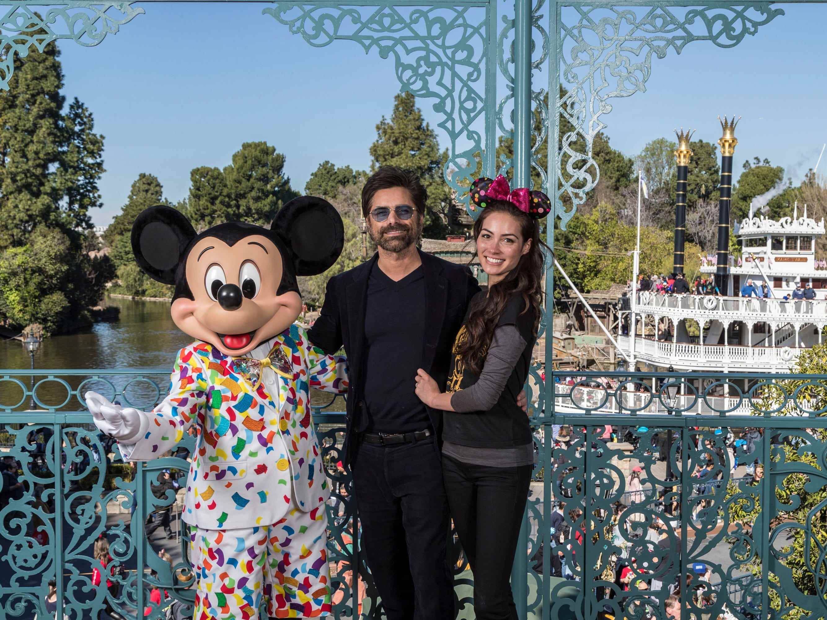 John Stamos und Caitlin McHugh Stamos im Disneyland.
