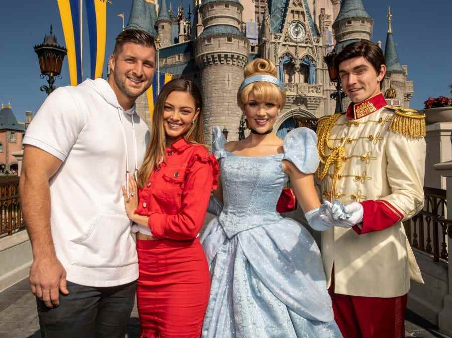 Tim Tebow und seine Verlobte Demi-Leigh Nel-Peters in Disney World.