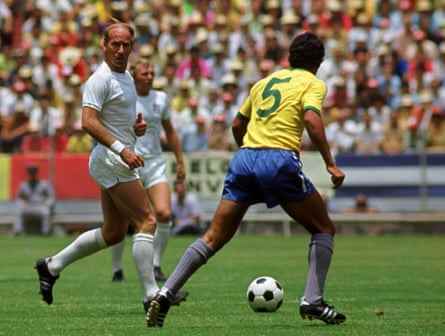 Der Engländer Bobby Charlton drängt nach vorne, während der Brasilianer Clodoaldo zuschaut.