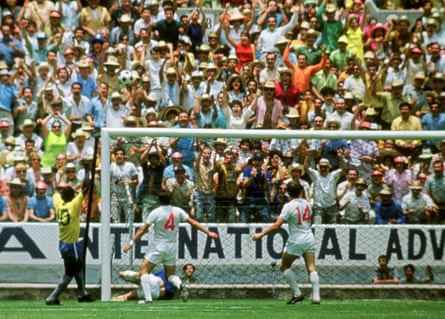 Der Engländer Gordon Banks rettet in seinem WM-Gruppenspiel 1970 unglaublich gegen den Brasilianer Pelé.