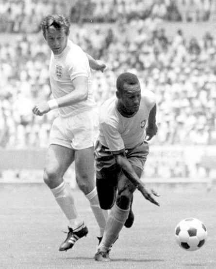 Der Brasilianer Pelé überholt den Engländer Alan Mullery während des WM-Gruppenspiels 1970, das Brasilien mit 1:0 gewann.
