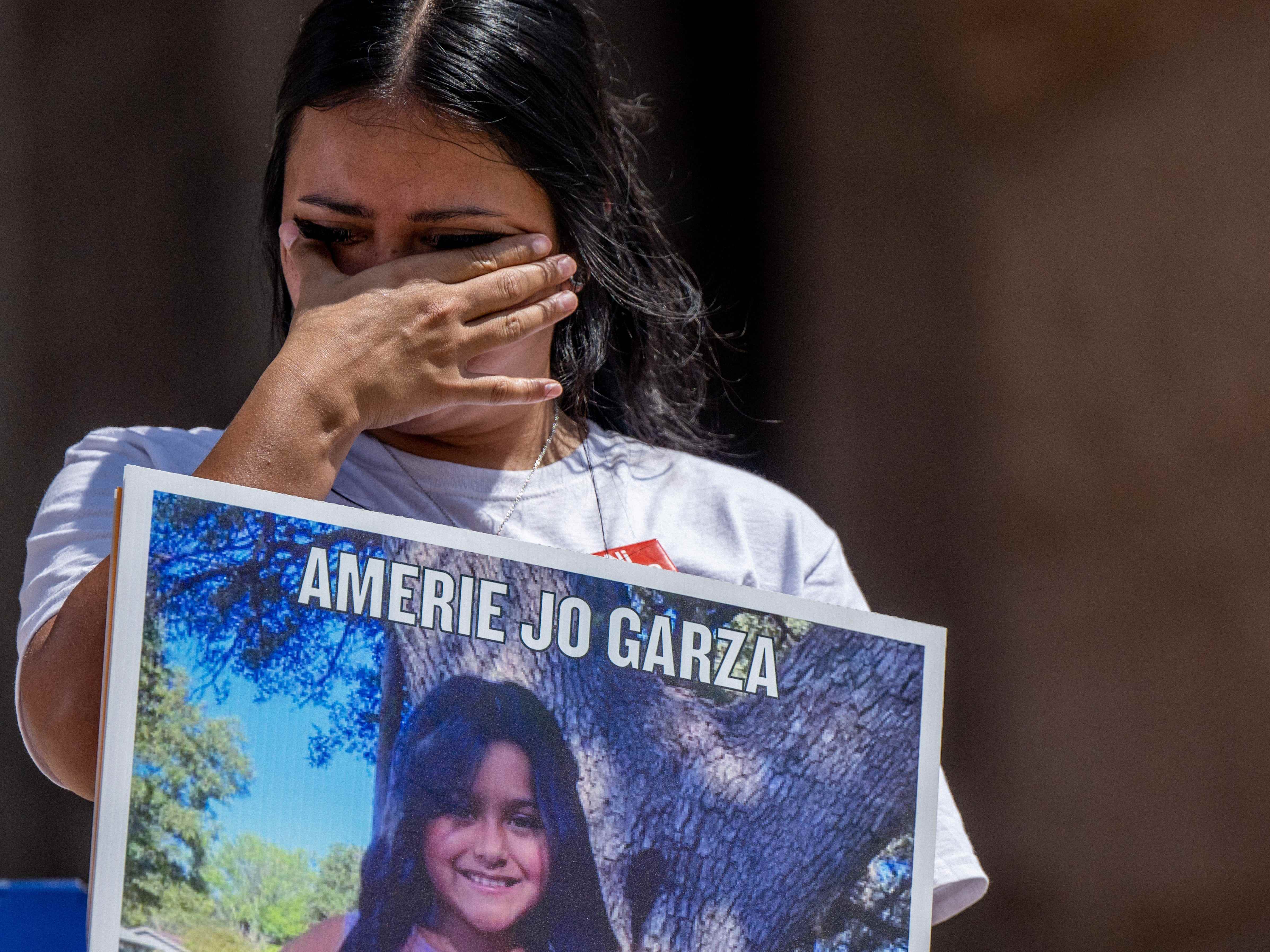 Kimberly Garcia hält ein Poster ihrer Tochter Amerie Jo Garza, die während der Massenerschießung auf Robb Elementary während einer March For Our Lives-Kundgebung am 27. August 2022 in Austin, Texas, ermordet wurde