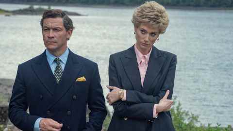 (Von links) Dominic West als Prinz Charles und Elizabeth Debicki als Prinzessin Diana in einer Szene aus 