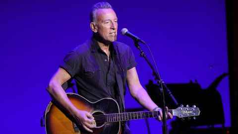 Bruce Springsteen tritt am 8. November 2021 in New York City während der jährlichen Benefizveranstaltung Stand Up For Heroes in der Alice Tully Hall auf.
