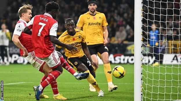 Arsenals Martin Ödegaard erzielt ein Tor gegen die Wölfe bei Molineux in der Premier League