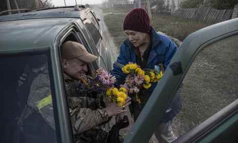 Die Ukrainer begrüßen Kiews Truppen beim Einmarsch des Militärs in Cherson