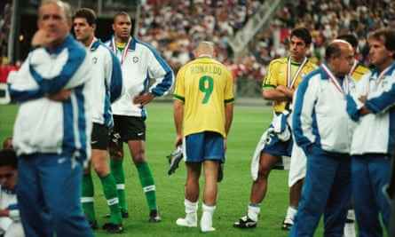 Ronaldo (9) und seine brasilianischen Teamkollegen sind nach der 0:3-Niederlage gegen Frankreich im Finale 1998 niedergeschlagen.