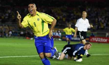 Ronaldo aus Brasilien jubelt, nachdem er im Finale 2002 das Führungstor gegen Deutschland gegen Brasilien erzielt hat.