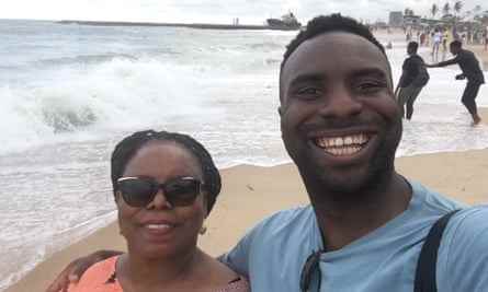 Jimi Famurewa mit seiner Mutter Kofo am Strand von Oniru in Lagos.