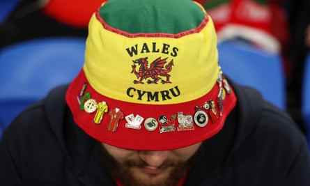 Ein Wales-Fan, der einen Eimerhut mit Anstecknadeln trägt.