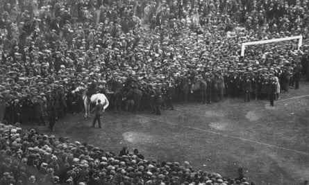 Billy, das weiße Polizeipferd, hilft beim FA-Cup-Finale 1923, die Menge zurückzuhalten, die auf das Spielfeld strömt