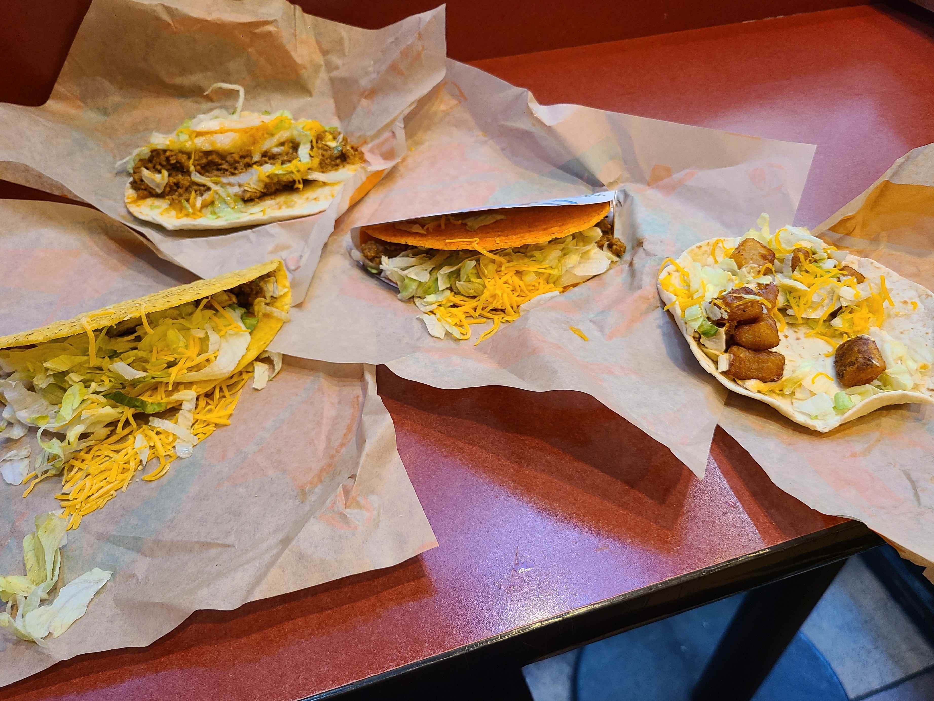 verschiedene Tacos von Taco Bell aufgereiht auf einer Theke