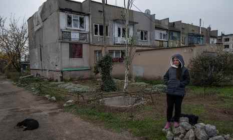 Ein Mädchen vor ihrer ramponierten Wohnung, in der sie mit ihrer Mutter und ihrer Schwester lebt 