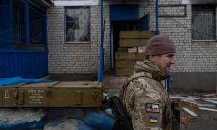 Ein ukrainischer Soldat überprüft das Gelände einer ehemaligen russischen Militärbasis auf Minen und Sprengfallen 