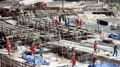Arbeiter auf der Baustelle des Al-Bayt-Stadions am 9. Januar 2017.