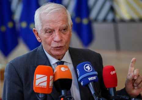 Josep Borrell spricht zu Beginn des EU-Rates für auswärtige Angelegenheiten in Brüssel vor der Presse.
