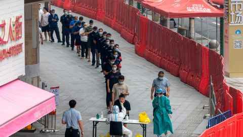 Letzte Woche stellten sich die Menschen für das Covid-19-Screening auf einem Markt an, der von einer provisorischen Mauer in Guangzhou, China, umschlossen ist.  