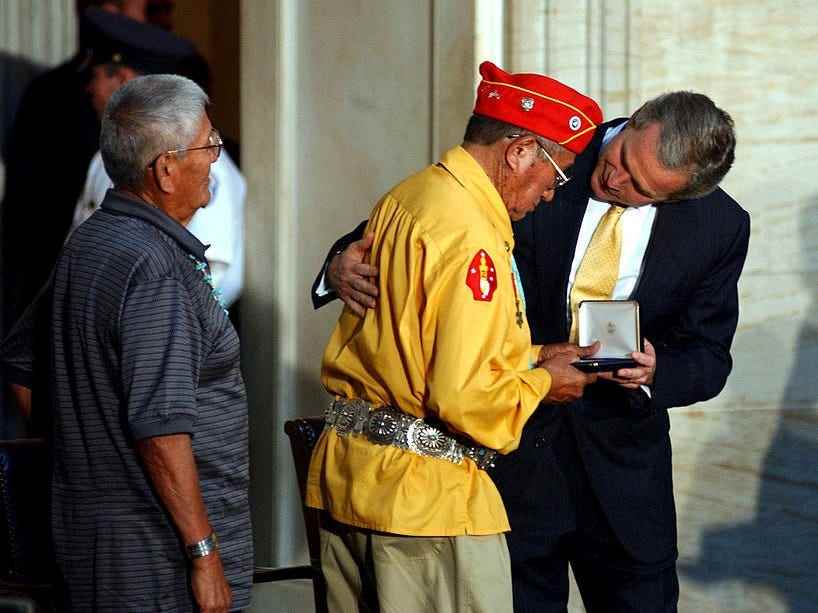 Präsident George W. Bush überreicht die Goldmedaille an John Brown, Jr., Navajo Code Talker, während der Goldmedaillen-Zeremonie im US-Kapitol.  Links ist Navajo Code Talker und Goldmedaillengewinner Chester Nez.