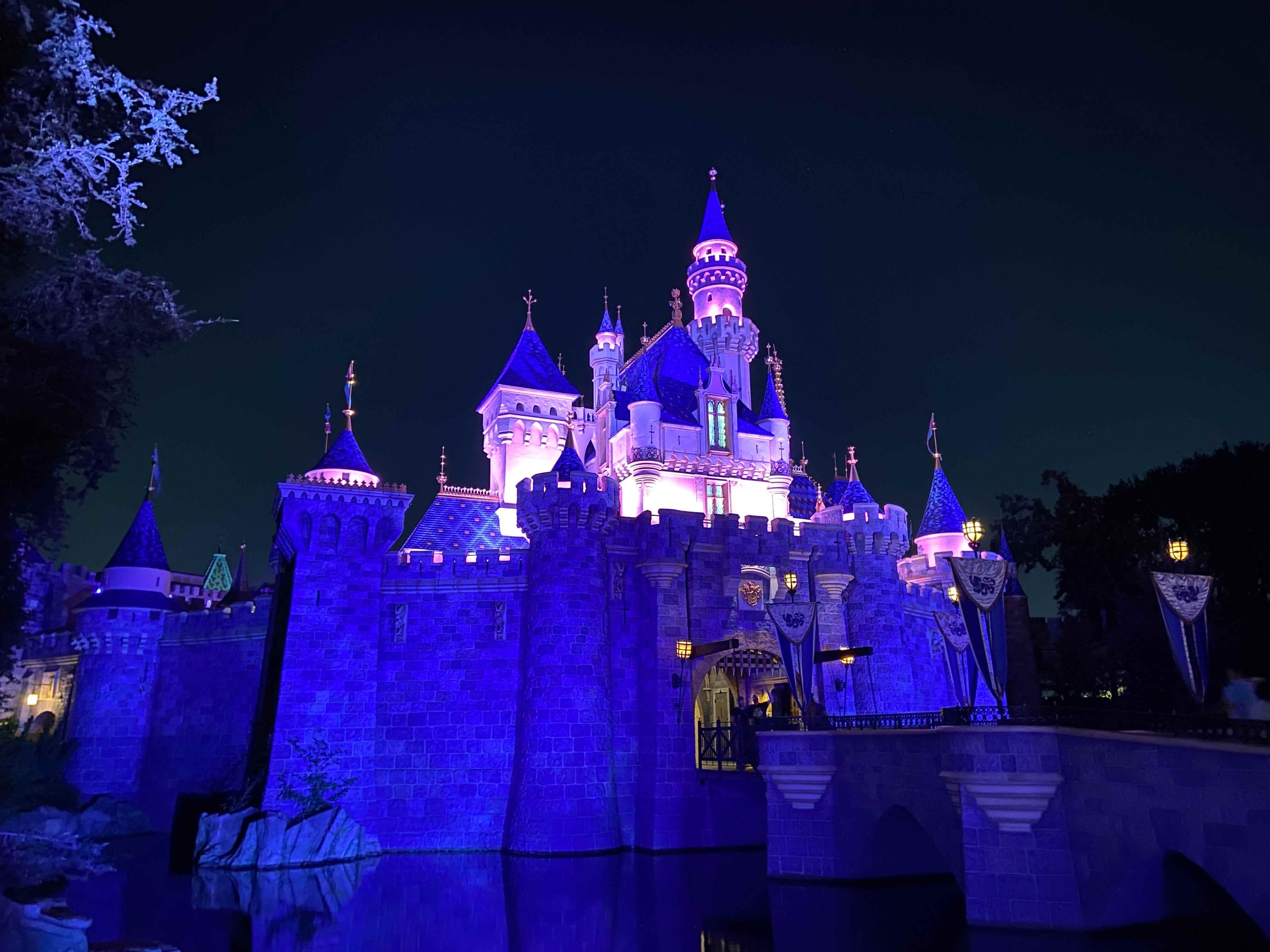 Dornröschenschloss in Disneyland nachts beleuchtet
