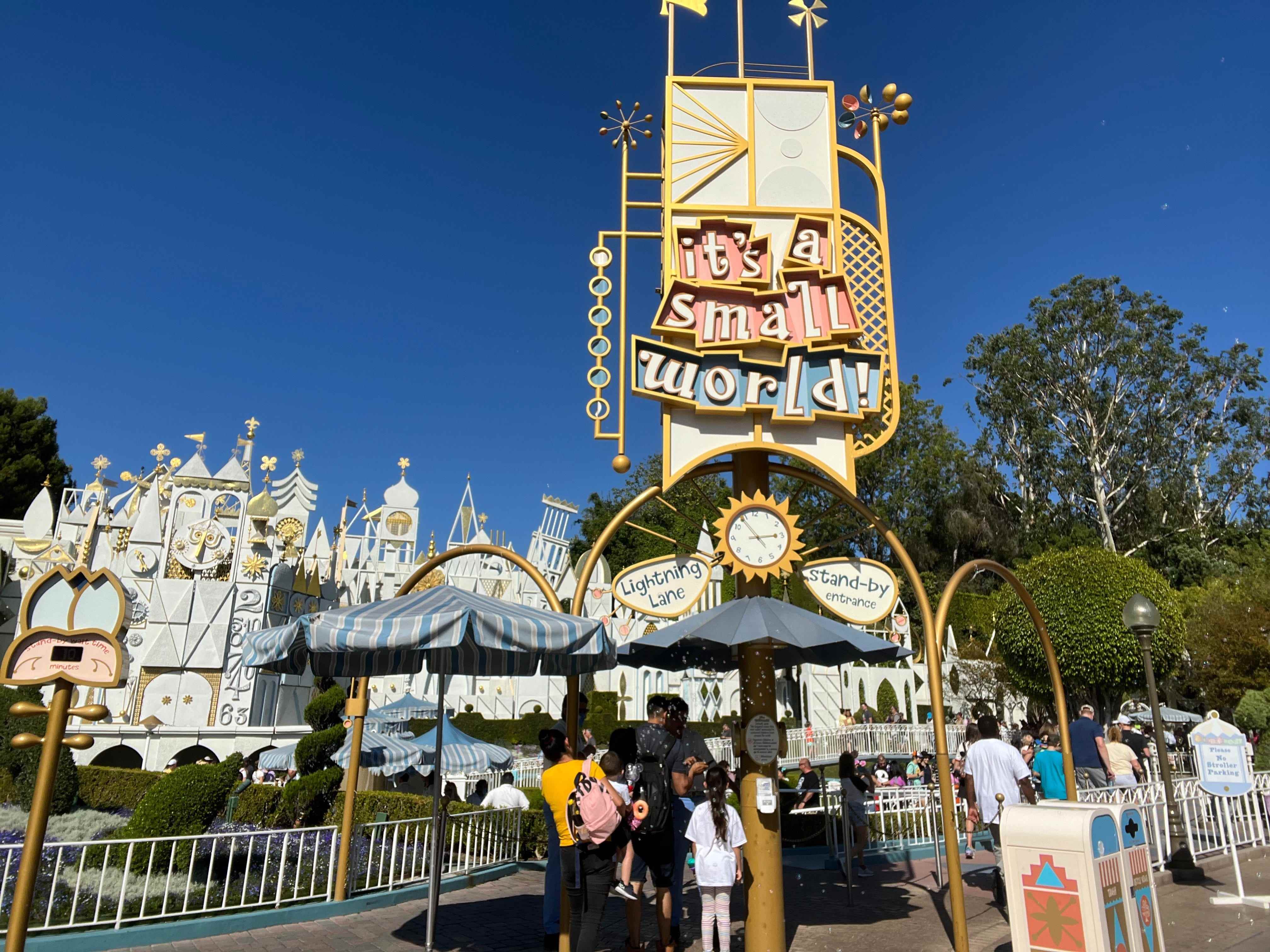 Warteschlange für seine eine kleine Welt in Disneyland
