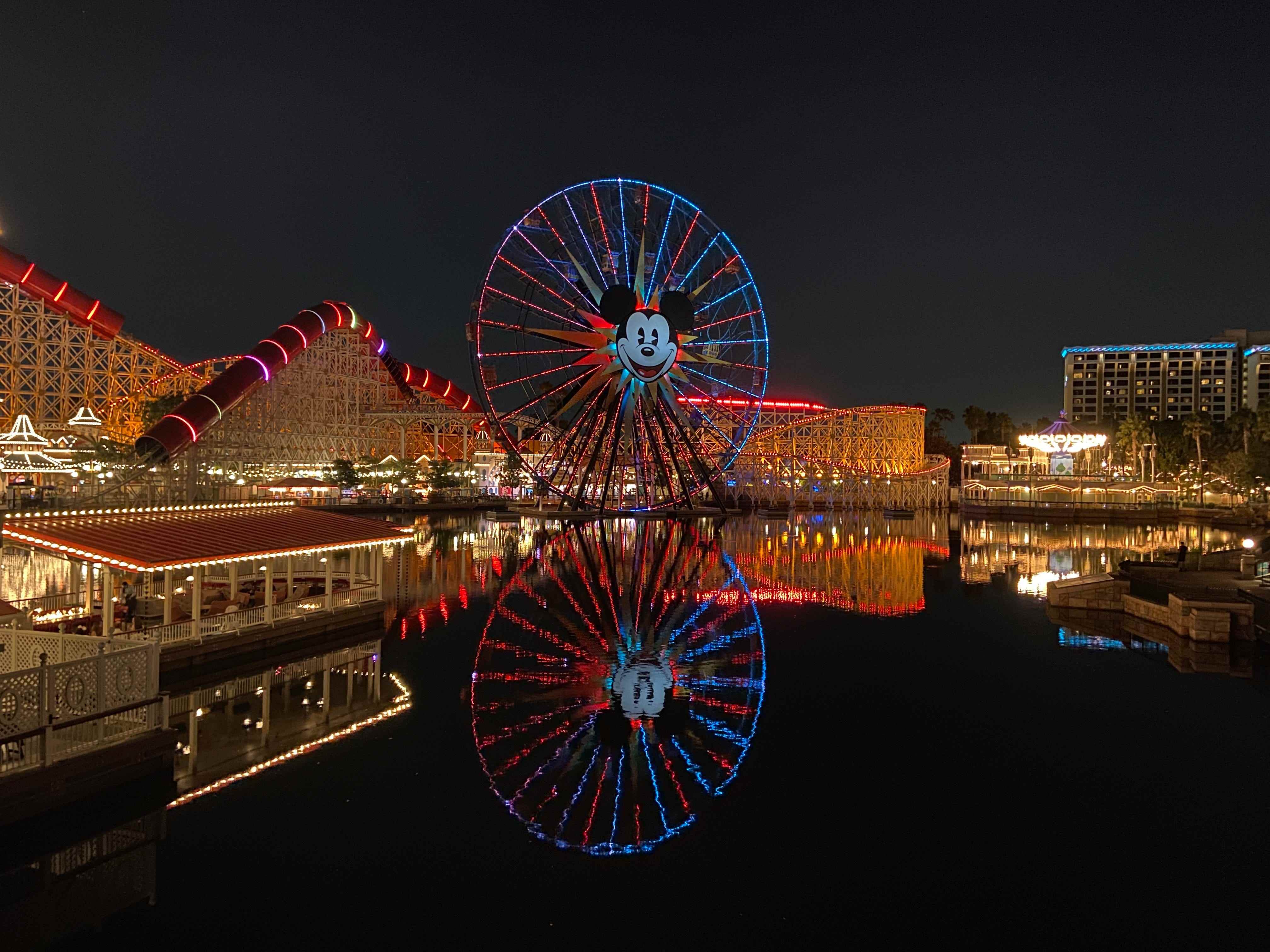 Disney-Kalifornien-Abenteuerpark nachts beleuchtet