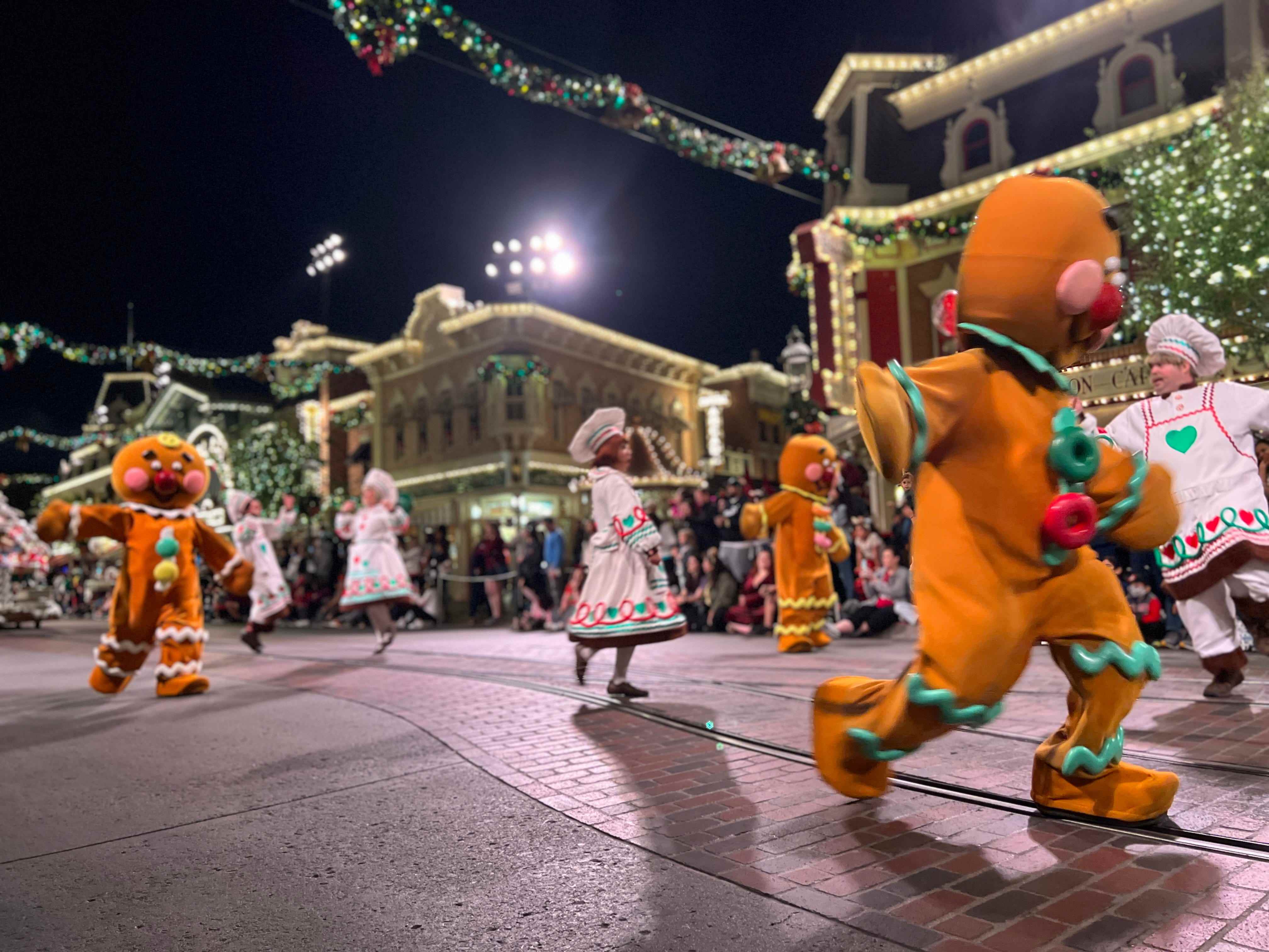 Weihnachtsparade, die die Hauptstraße der USA bei Disney hinuntergeht