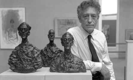 Giacometti mit drei seiner Skulpturen auf der Biennale in Venedig 1962 