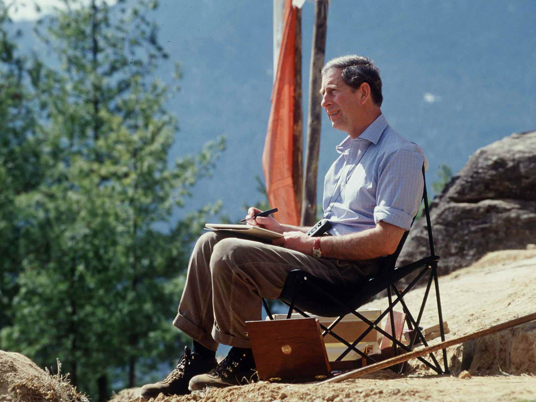 Prinz Charles sitzt und skizziert in Bhutan.