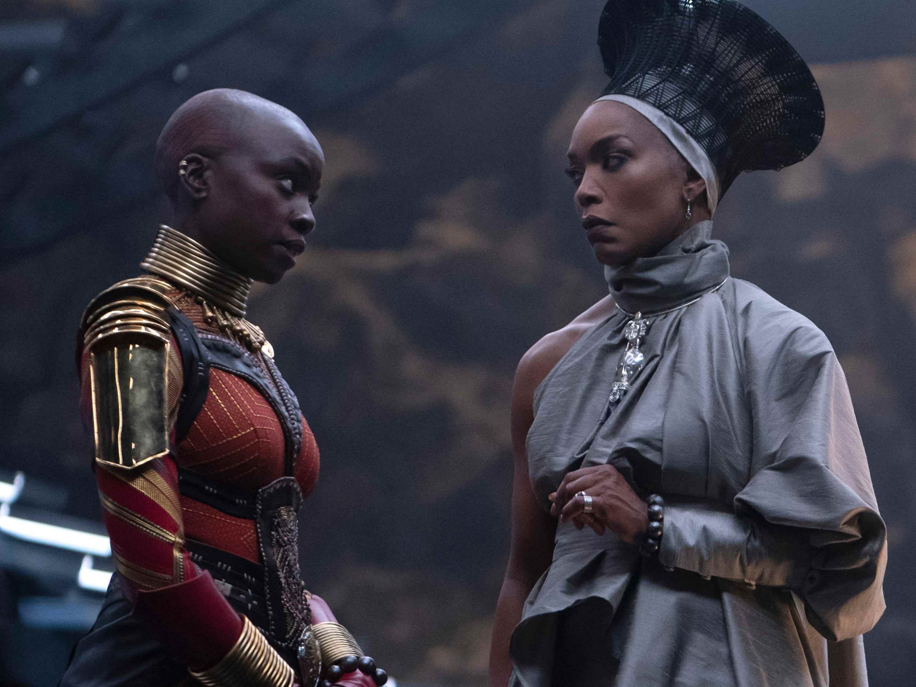 Dania Gurira als Okoye und Angela Bassett als Ramonda in „Black Panther: Wakanda Forever“.