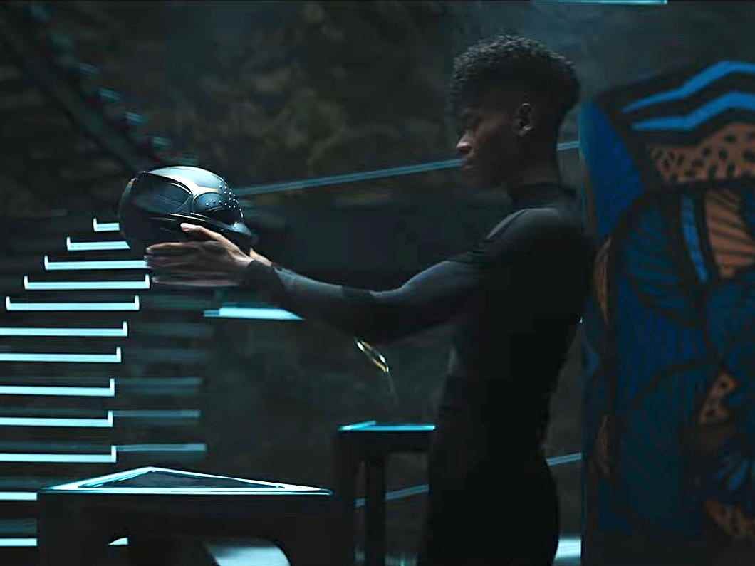 Shuri mit der Black-Panther-Maske in „Black Panther: Wakanda Forever“.