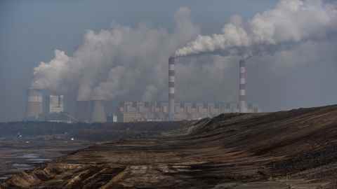 Dampf und Rauch steigt aus dem Kohlekraftwerk Belchatow in Rogowiec, Polen.  Die Station emittiert etwa 30 Millionen Tonnen Kohlendioxid pro Jahr.