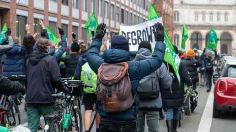 Klimaaktivisten, darunter Degrowth-Anhänger, versammelten sich am 12. November 2021 in München.