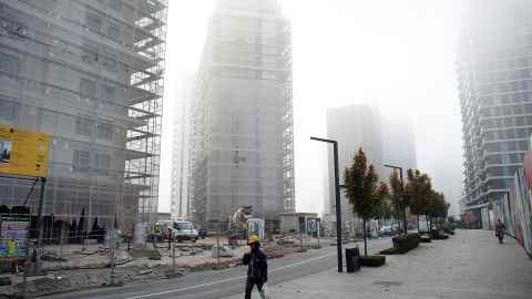 Eine Baustelle in Belgrad, Serbien in starkem Smog am 1. November 2022. 