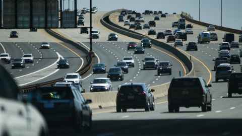 Autos machen sich am 22. April 2022 auf den Weg in New Jersey. Die Vereinigten Staaten sind der zweitgrößte Verursacher von CO2-Emissionen.