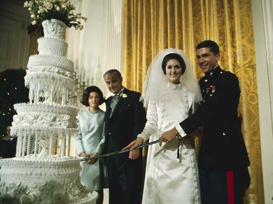 Bei Lynda Bird Johnsons Hochzeit im Weißen Haus schnitt das Brautpaar die Hochzeitstorte mit einem Schwert an.