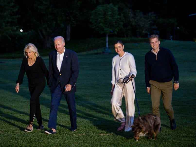 Präsident Joe Biden, First Lady Jill Biden, Enkelin Naomi Biden und Verlobter Peter Neal