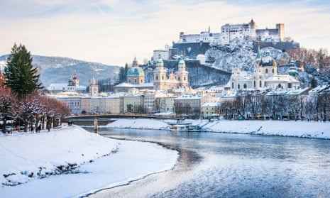 Verschneite Aussicht auf die Stadt Salzburg