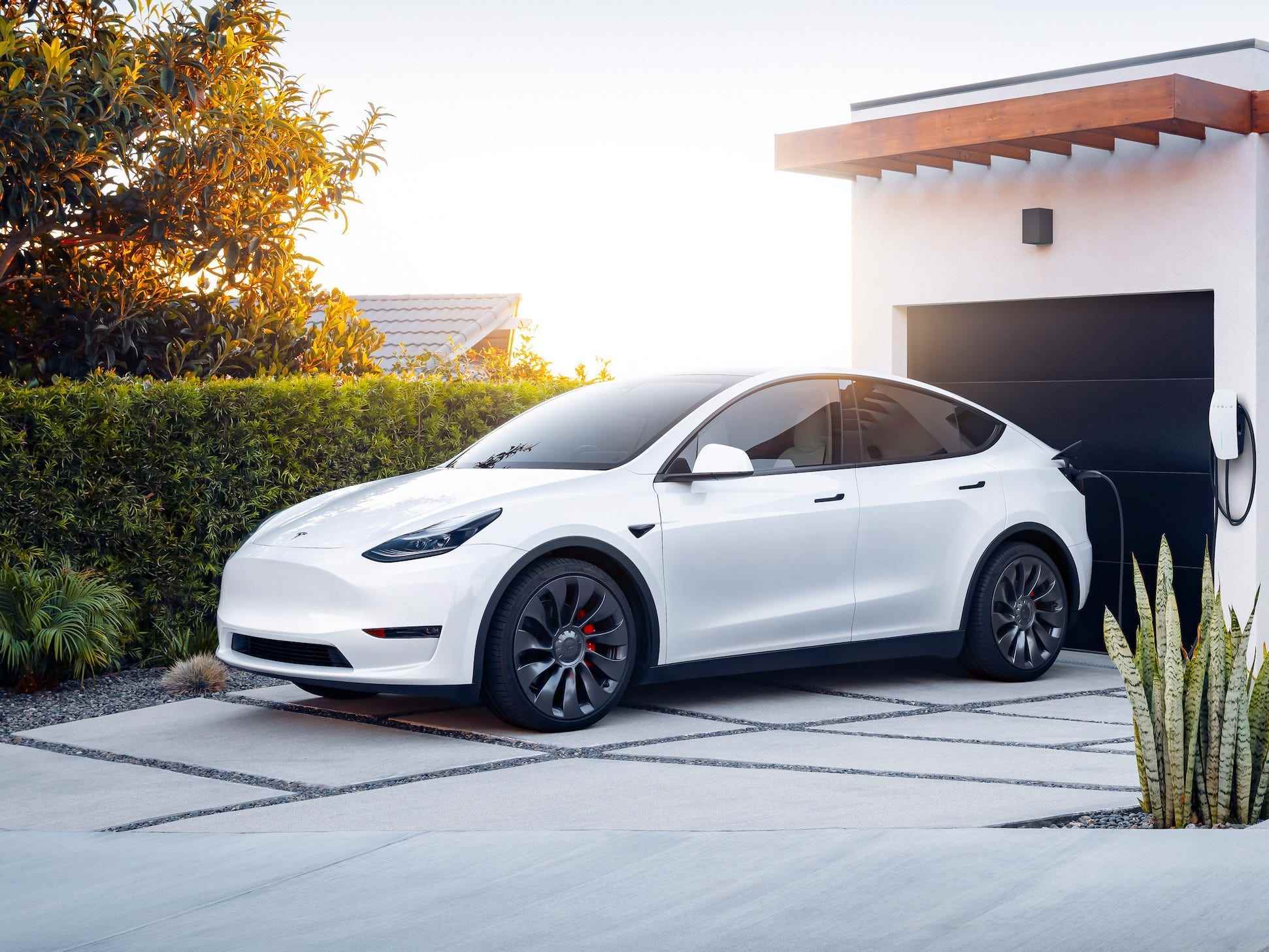 Der Elektro-SUV Tesla Model Y wird zu Hause aufgeladen.