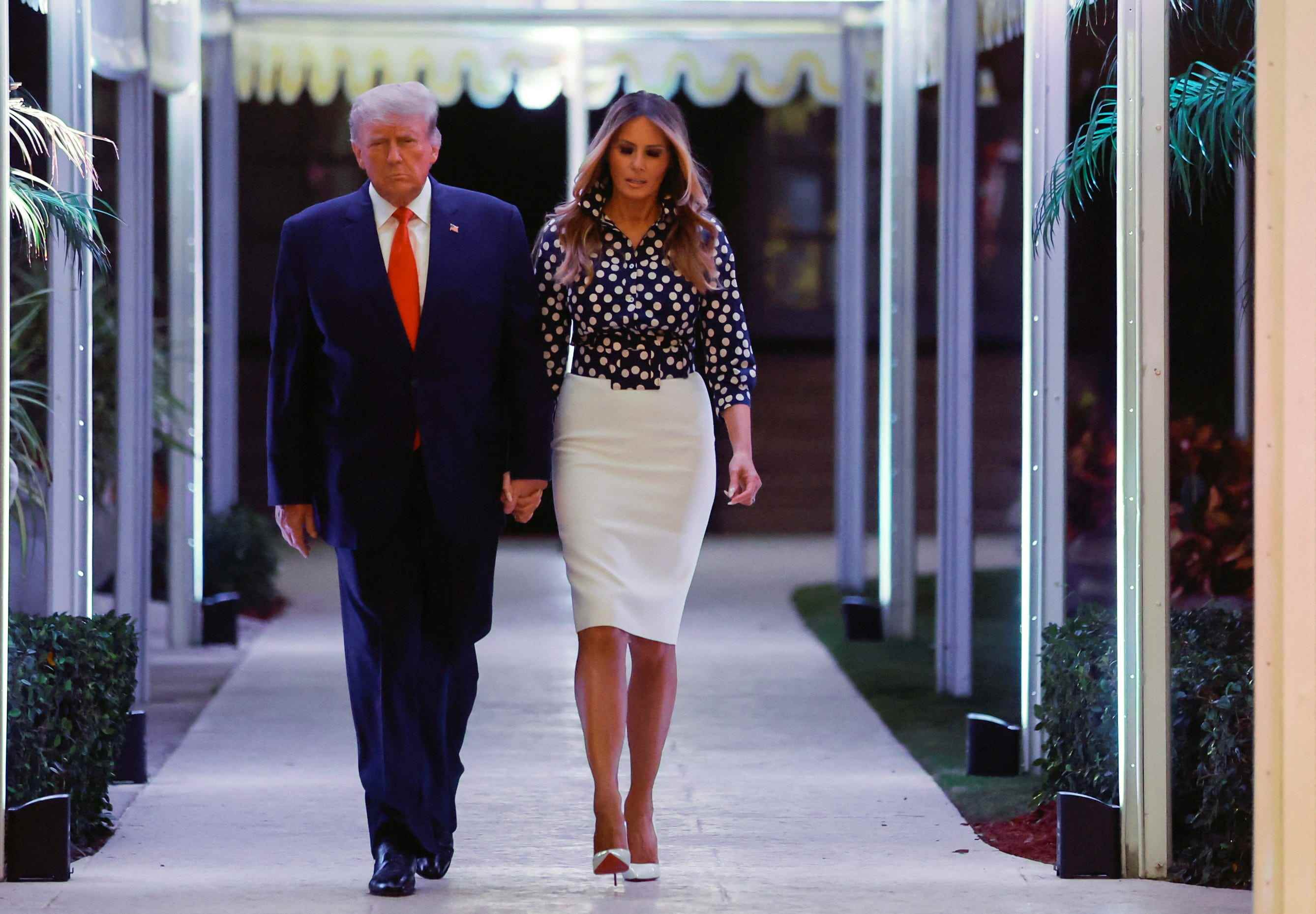 Donald und Melania Trump gehen am 15. November 2022 auf seine Mar-a-Lago-Ankündigung zu.