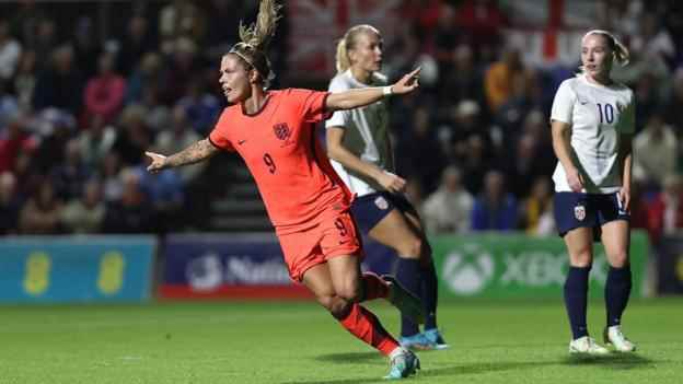 Rachel Daly feiert das Tor für England gegen Norwegen