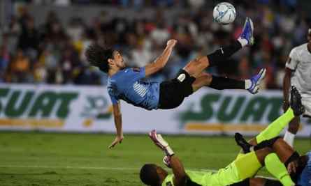 Edinson Cavani trifft in der Qualifikation für Katar 2022 akrobatisch gegen Venezuela.
