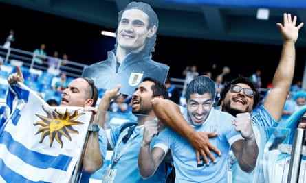 Uruguay-Fans mit Ausschnitten von Edison Cavani und Luis Suárez während der WM 2018 in Russland.